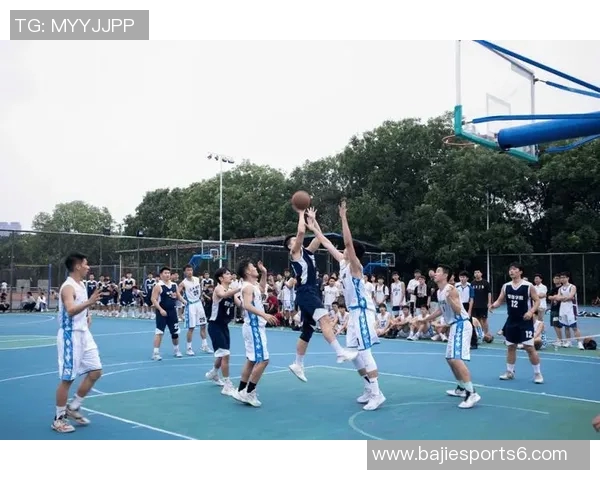 足球与篮球的精彩瞬间展现运动魅力与团队精神的完美结合 足球与篮球的精彩瞬间展现运动魅力与团队精神的完美结合